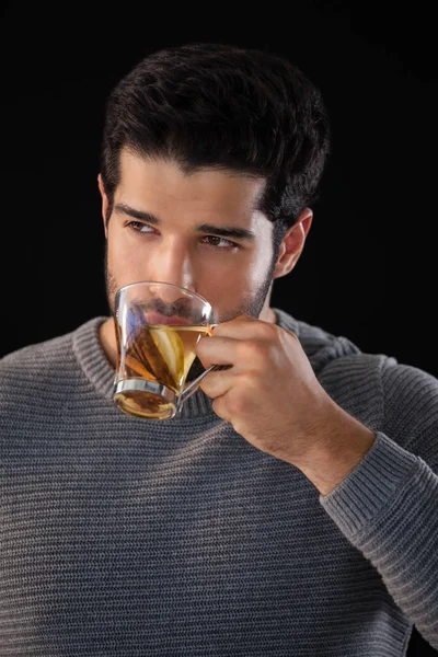 Un uomo premuroso che beve una tazza di tè al limone — Foto Stock