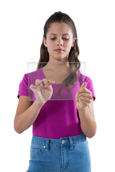 Девушка-подросток с помощью стеклянного цифрового планшета — стоковое фото
