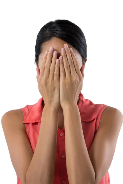 Mujer cubriendo sus ojos con la mano — Foto de Stock