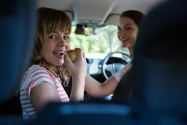 Az autóban ülő tizenéves lány — Stock Fotó