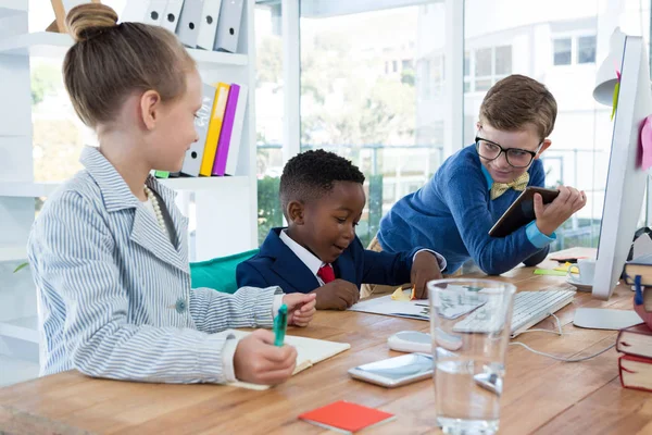 Kinder als Führungskräfte arbeiten zusammen — Stockfoto