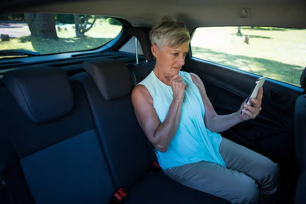 Senior vrouw nemen selfie op telefoon — Stockfoto