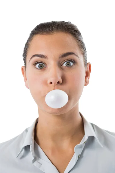 Vrouw blaast kauwgom — Stockfoto