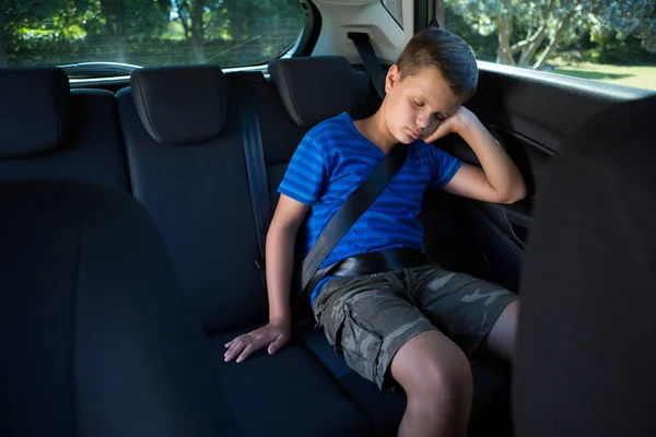 Adolescente dormindo no carro — Fotografia de Stock