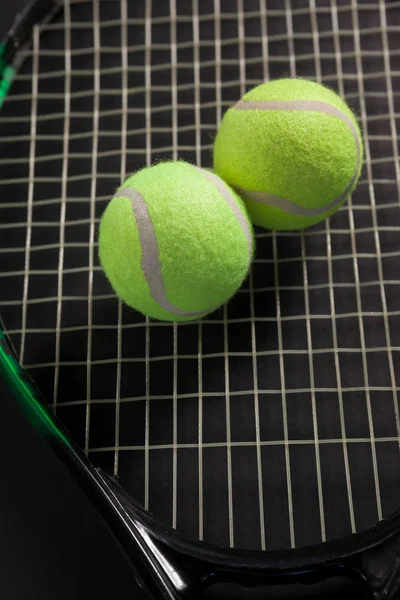 Tennisbollar på racket — Stockfoto
