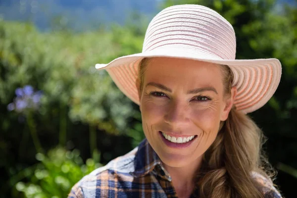 Mulher sorrindo usando chapéu — Fotografia de Stock