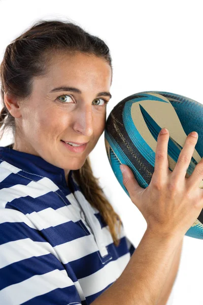 Mulher jogador feminino com bola de rugby — Fotografia de Stock