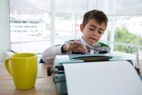 Boy als zakenman met behulp van de typemachine — Stockfoto