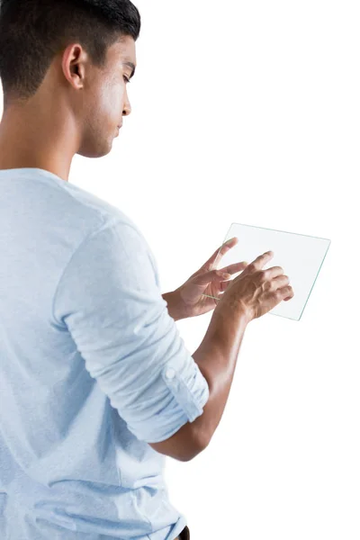 Homem usando tablet digital de vidro — Fotografia de Stock