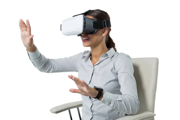 Femme exécutive utilisant casque de réalité virtuelle — Photo