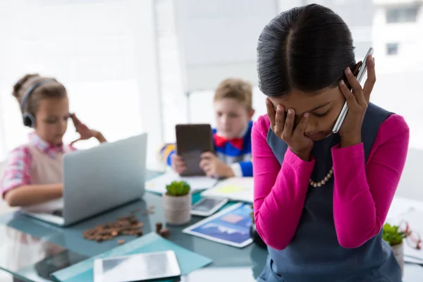 Menina como executivo de negócios falando no telefone — Fotografia de Stock