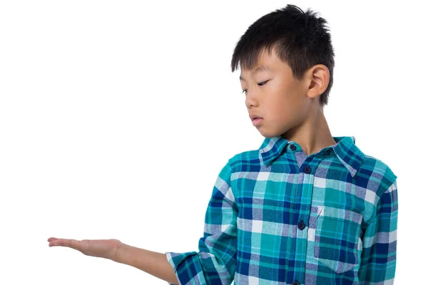 Мальчик притворяется, что держит невидимый предмет — стоковое фото