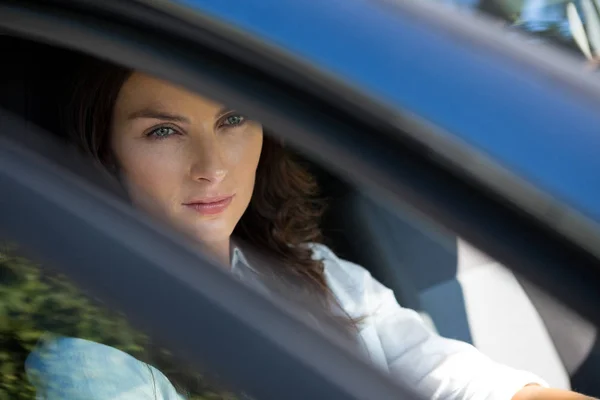 Wanita mengendarai mobil — Stok Foto