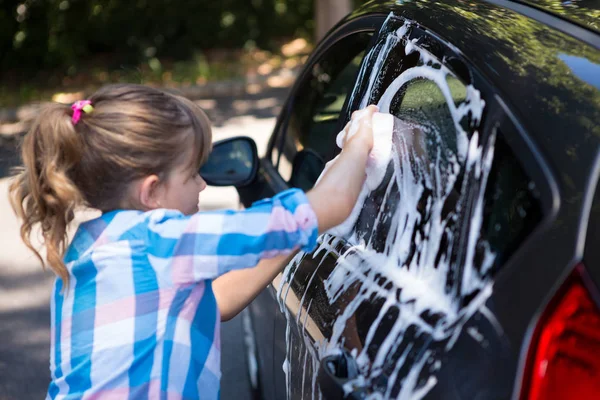 Adolescente chica lavando un coche — Foto de Stock