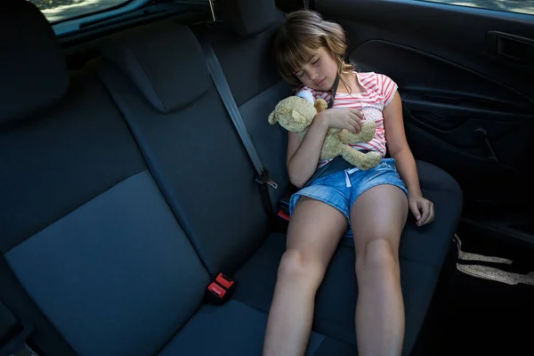 Дівчина-підліток спить в машині — стокове фото