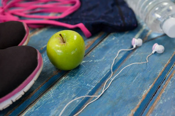 Dámské oblečení s jablkem Granny Smith — Stock fotografie