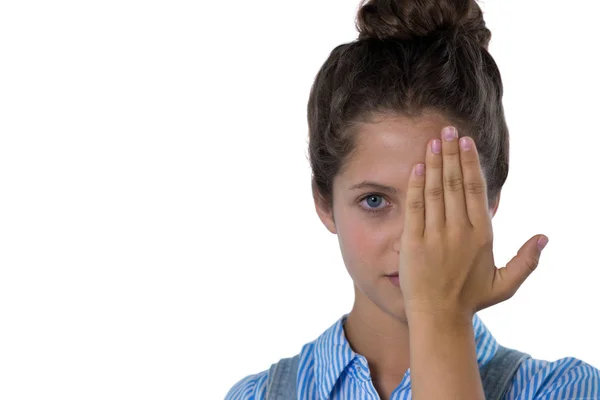 Adolescente chica cubriendo sus ojos — Foto de Stock