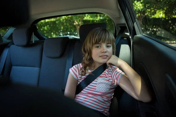 Adolescente sentada no banco de trás do carro — Fotografia de Stock