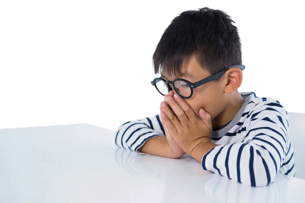 Niño sentado contra blanco — Foto de Stock