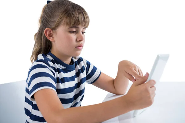 可爱的女孩在表使用数字平板电脑 — 图库照片