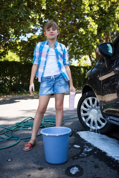 Adolescente chica lavando un coche — Foto de Stock
