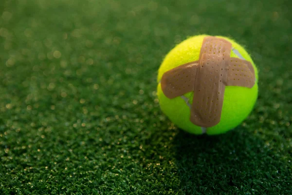 Pelota de tenis con vendaje —  Fotos de Stock