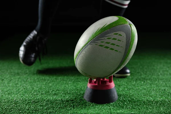 Atleta pateando pelota de rugby en tee —  Fotos de Stock