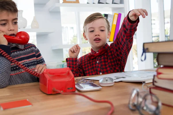 Kinderen als zakenmensen werken samen — Stockfoto