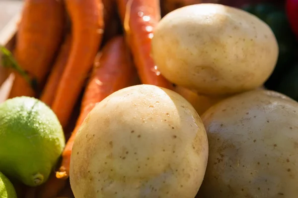 Verduras frescas en cajón — Foto de Stock