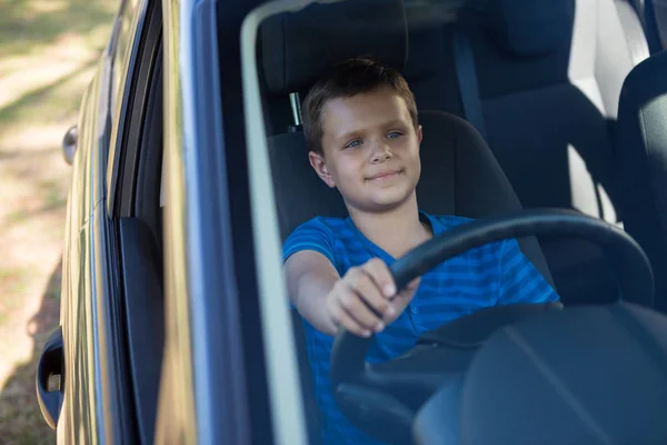 Adolescente niño conduciendo un coche — Foto de Stock