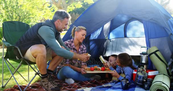 テントの外の軽食を持っている家族 — ストック動画