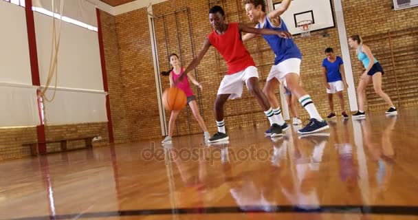 Gymnasiasten spielen Basketball auf dem Platz — Stockvideo