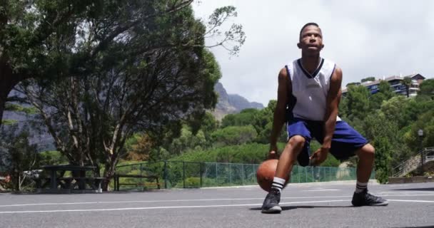 Jugador de baloncesto practicando driblar — Vídeo de stock