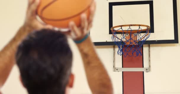 Jugador de baloncesto jugando en la cancha — Vídeo de stock