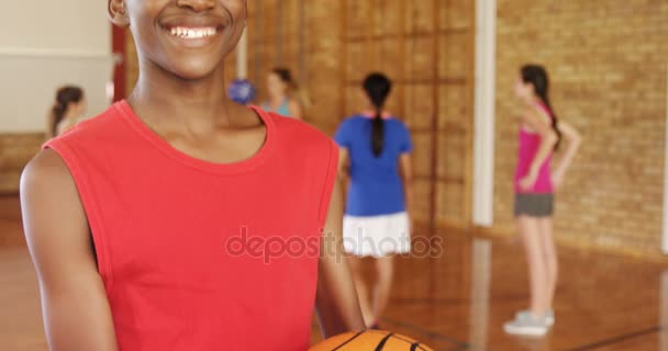 Skolan pojke hålla en basket medan laget spelar — Stockvideo