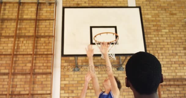 Lise takımında basketbol oynamaktadır — Stok video