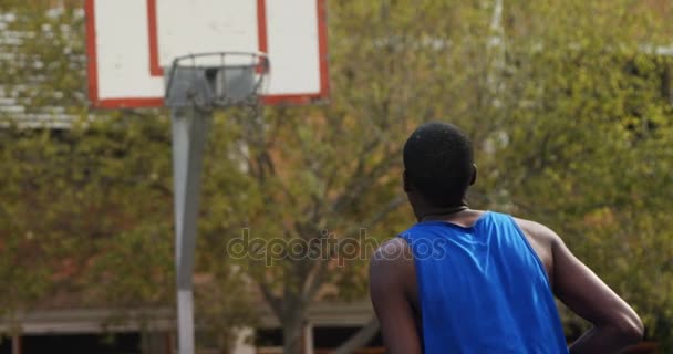 Basketballer nemen een penalty schot — Stockvideo