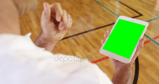 Entrenador de baloncesto usando tableta digital — Vídeo de stock