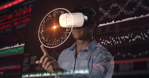 Mann mit Virtual-Reality-Headset und futuristischem Bildschirm — Stockvideo