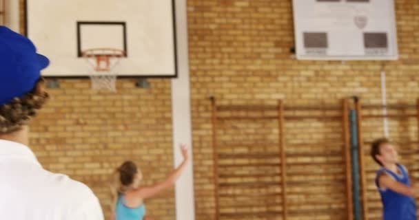 Determinadas crianças do ensino médio jogando basquete — Vídeo de Stock