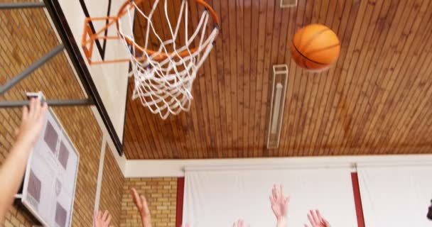 Anak-anak SMA bermain basket — Stok Video