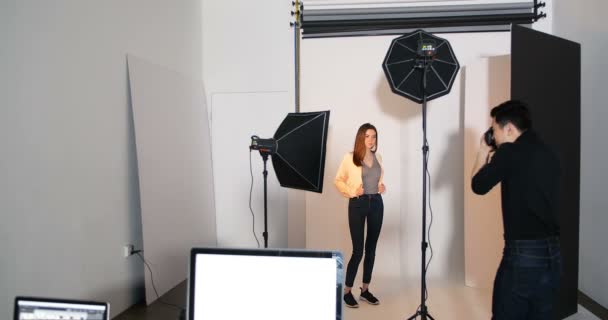 Női modell pózol egy fotózásra — Stock videók