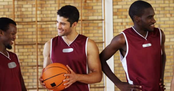 Jogadores de basquete interagindo uns com os outros — Vídeo de Stock