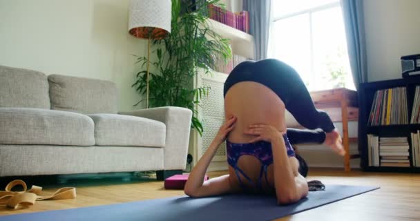 Mujer practicando yoga en salón — Vídeos de Stock