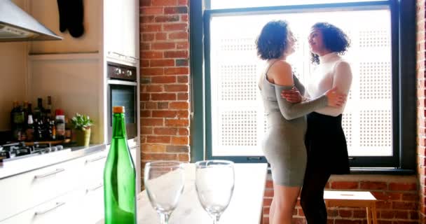 Couple lesbien interagissant les uns avec les autres dans la cuisine — Video