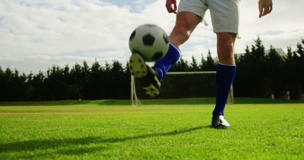 Football-speler een bal jongleren — Stockvideo