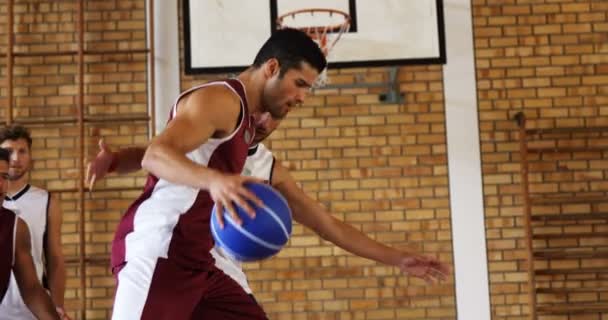 在法庭上玩的篮球运动员 — 图库视频影像