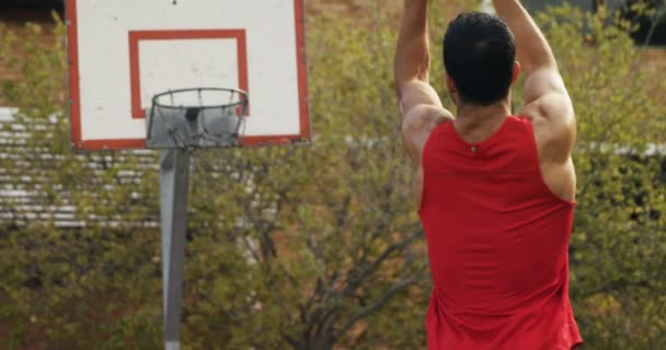 Jugador de baloncesto tomando un tiro de penalización — Vídeo de stock