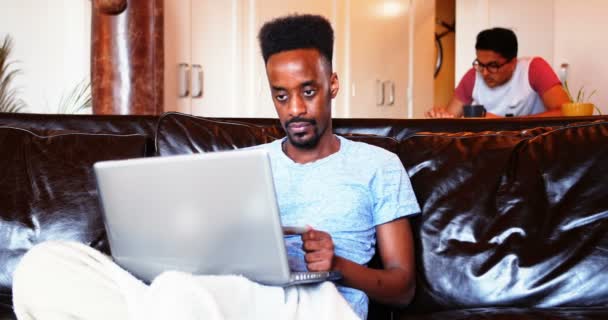 Homem fazendo compras on-line no laptop — Vídeo de Stock