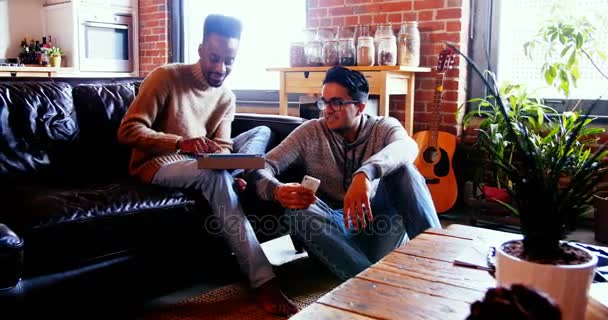 Gay casal usando digital tablet e celular — Vídeo de Stock